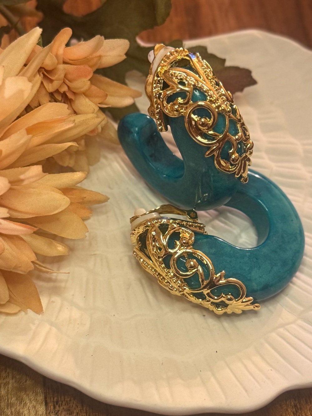INNA CYTRINE RARE TEAL RESIN VINTAGE EARRINGS NWOT
